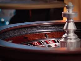 Feature cards for Live Roulette table layout mobile safety and privacy